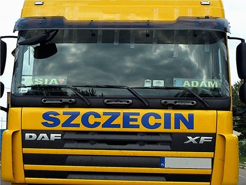 Ciągnik siodłowy DAF XF przed wymianą szyby