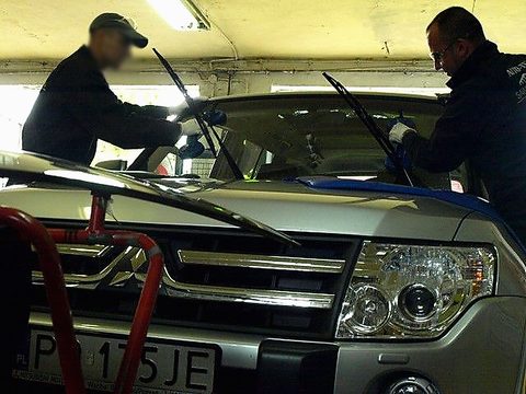 Demontaż szyby czołowej w samochodzie osobowym