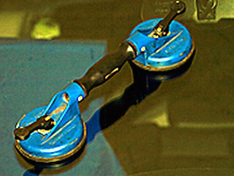 Przyssawki montażowe na szybie samochodowej