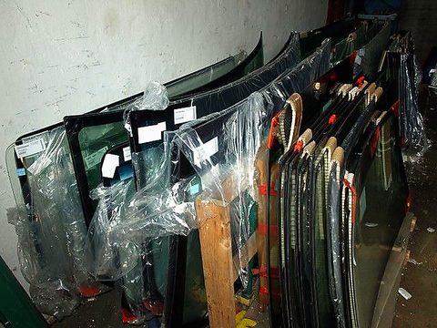 Szyby do samochodów ciężarowych na stojaku